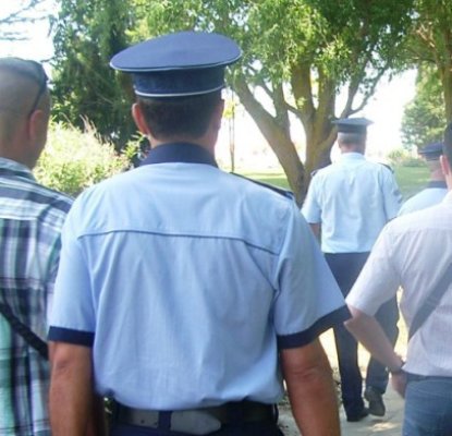 Indivizii care au agresat un poliţist sunt în arest